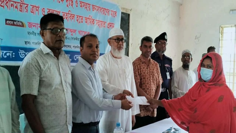 প্রধানমন্ত্রীর ত্রাণ ও কল্যাণ তহবিল থেকে দুস্থ ও অসহায় পরিবারের মাঝে অনুদান বিতরণ 